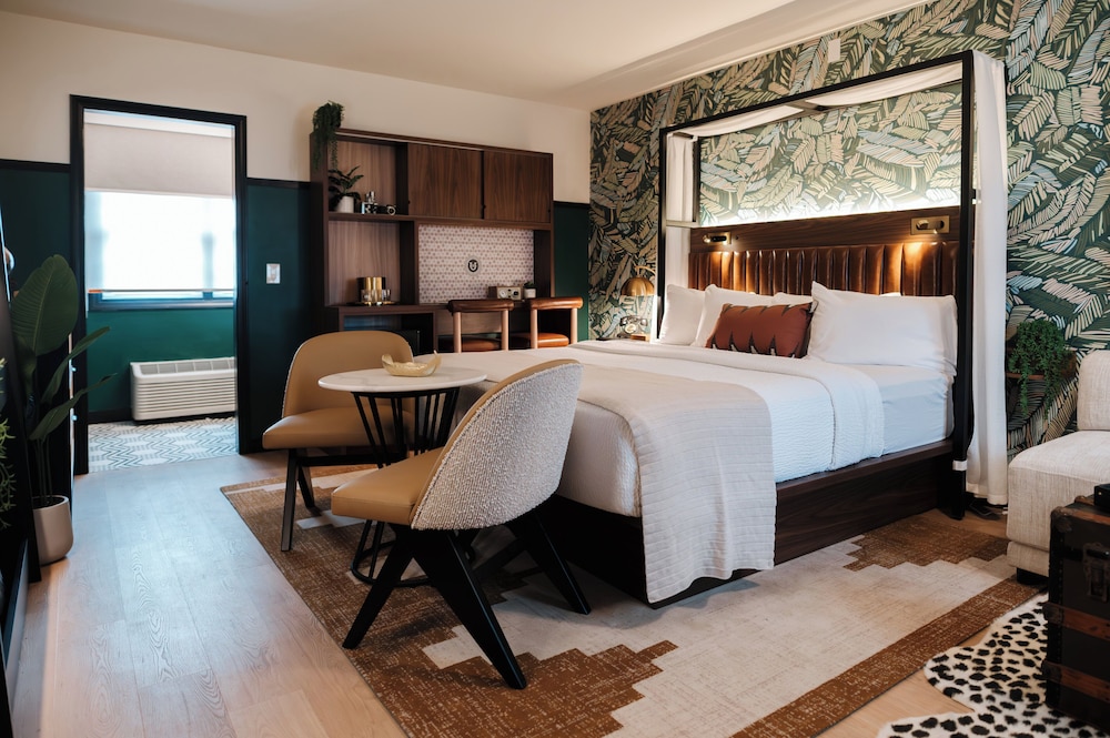 Escape, 2 Queen Beds