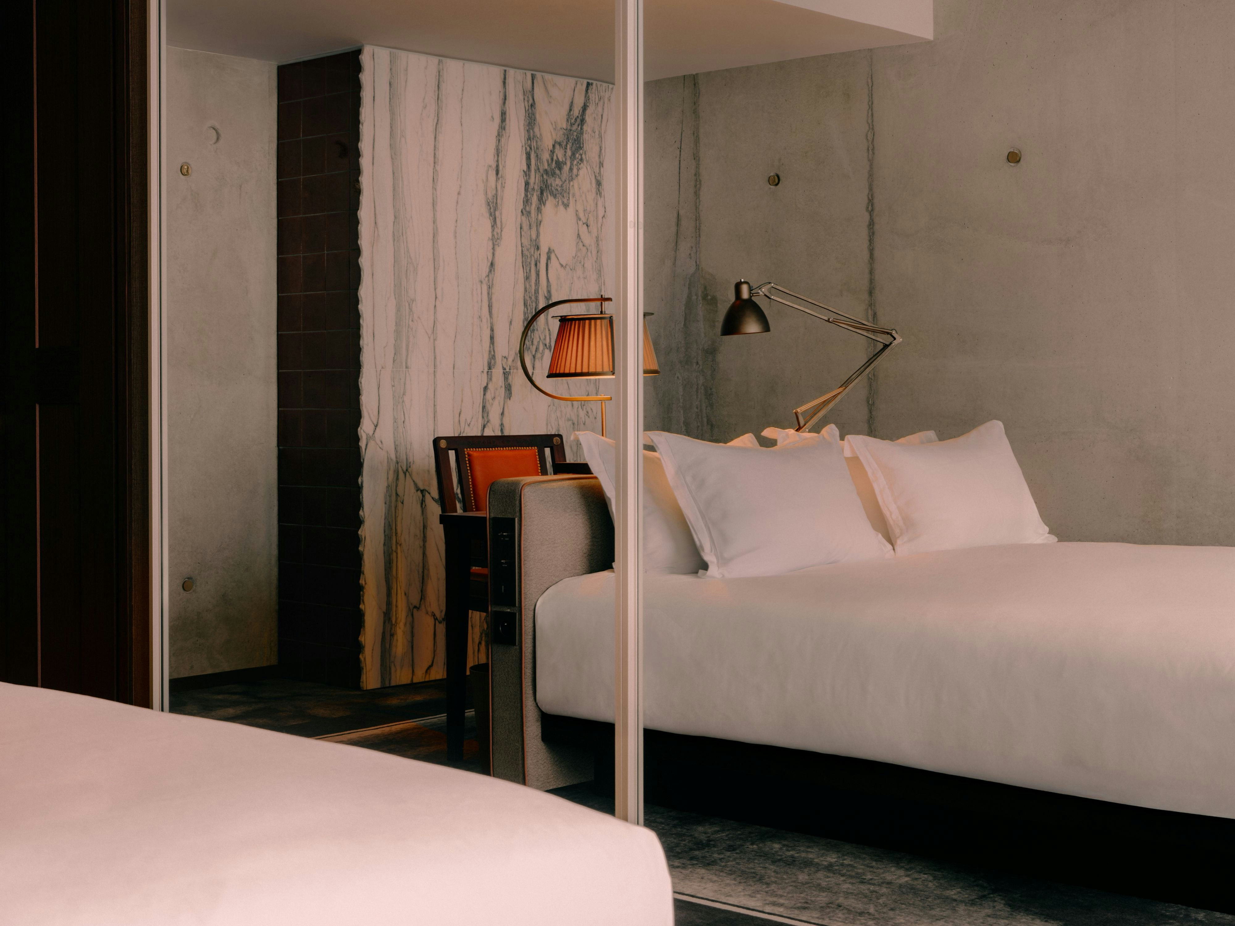 DELUXE, KING BED