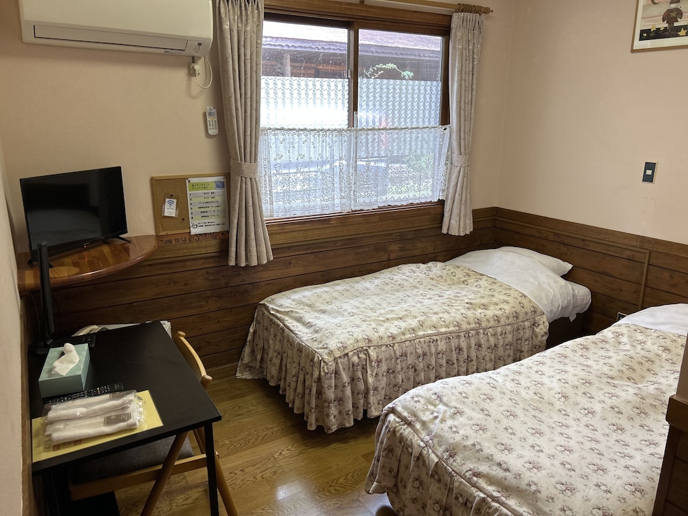 ROOM, TWIN BEDS, SHARED BATHROOM