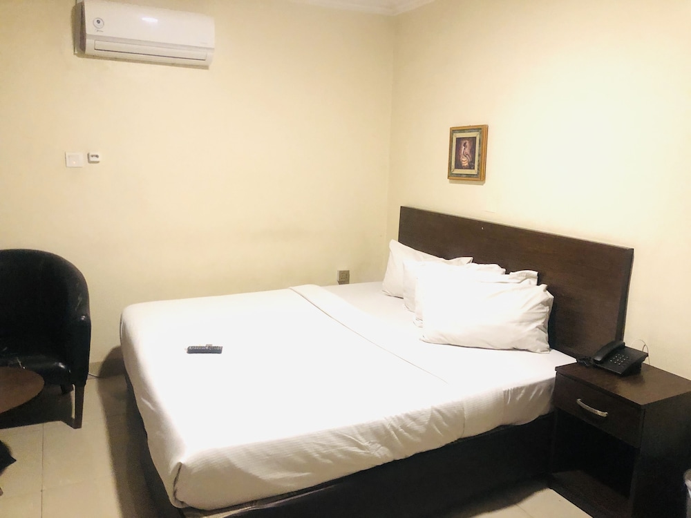 Mayors Diplomat Suites Opebi 20/48