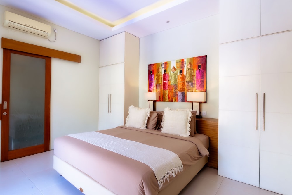 3 BEDROOMS, VILLA