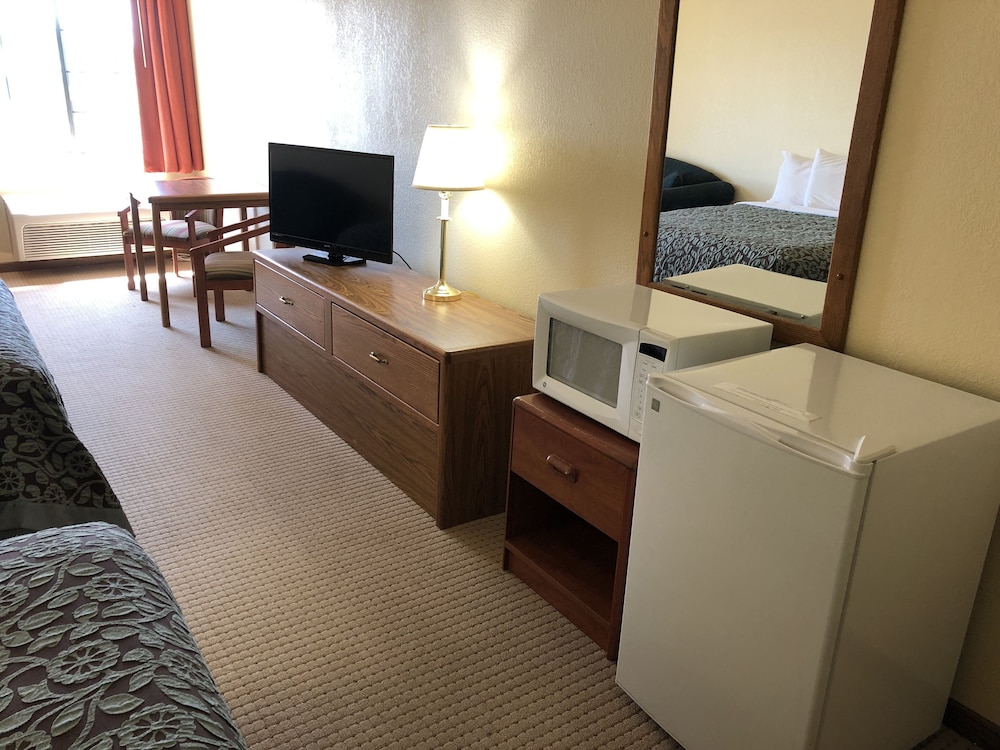 Days Inn By Wyndham Iron Mountain 22/36