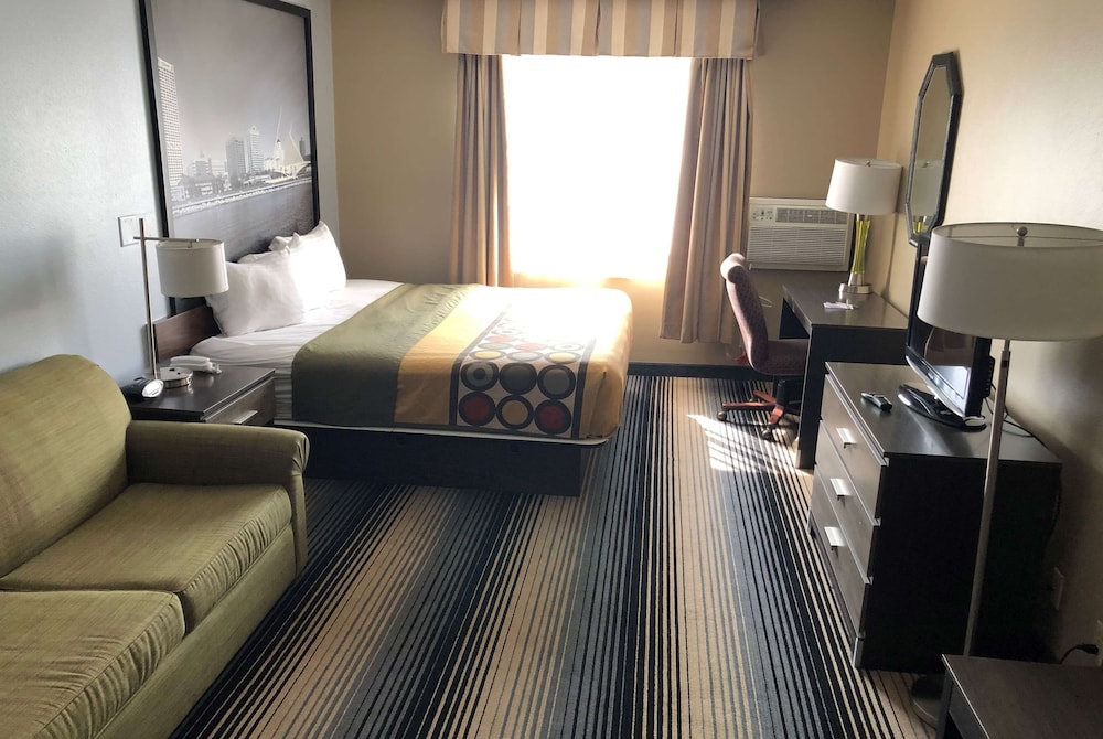 Super 8 By Wyndham Milwaukee Airport 28/57