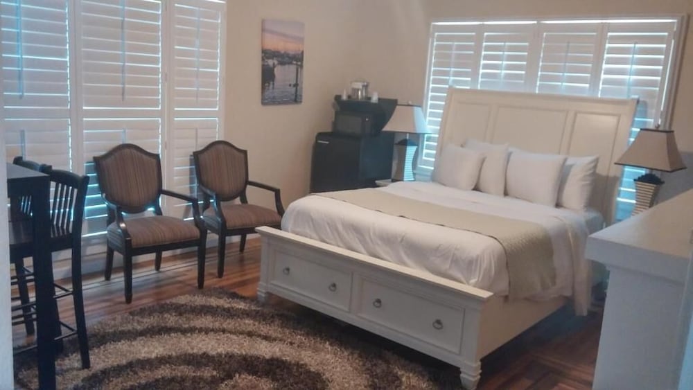 ADJOINING, DELUXE, HOUSE, QUEEN BED