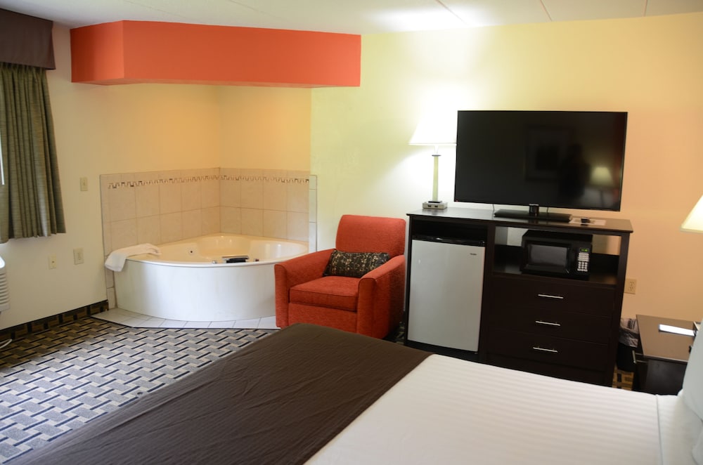 AmericInn By Wyndham West Burlington 26/45
