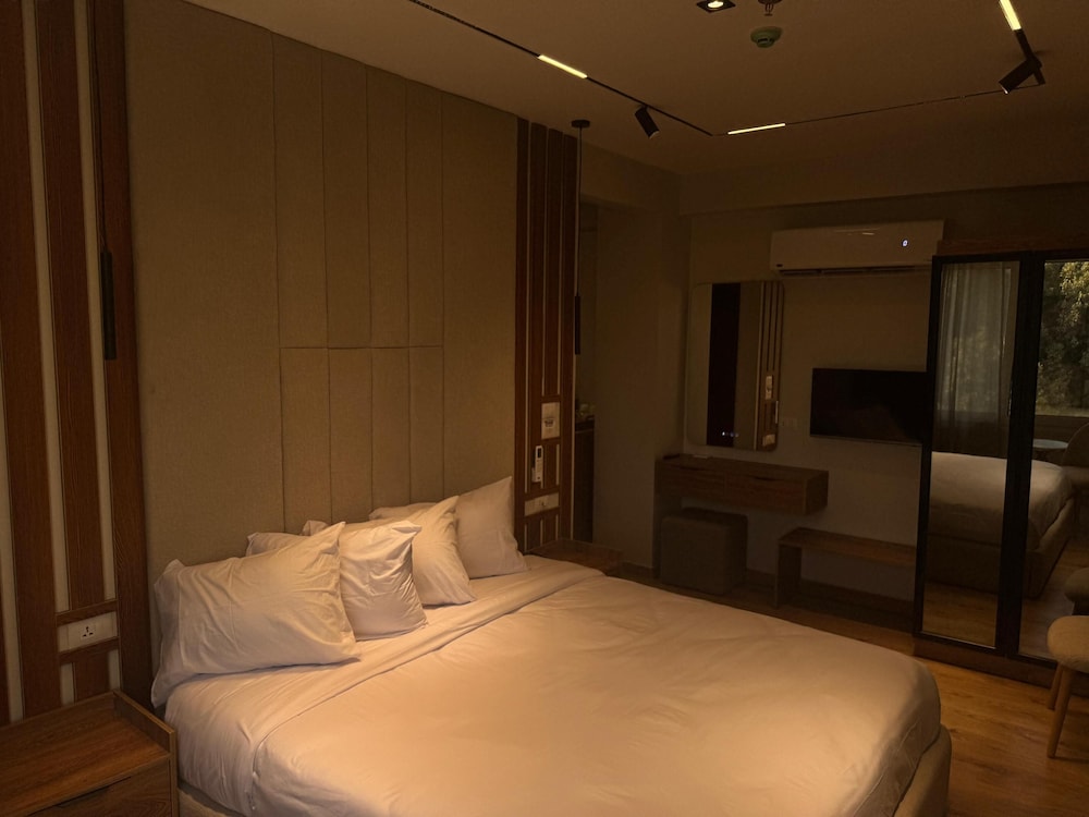 Palacio Pyramids Hotel 12/80