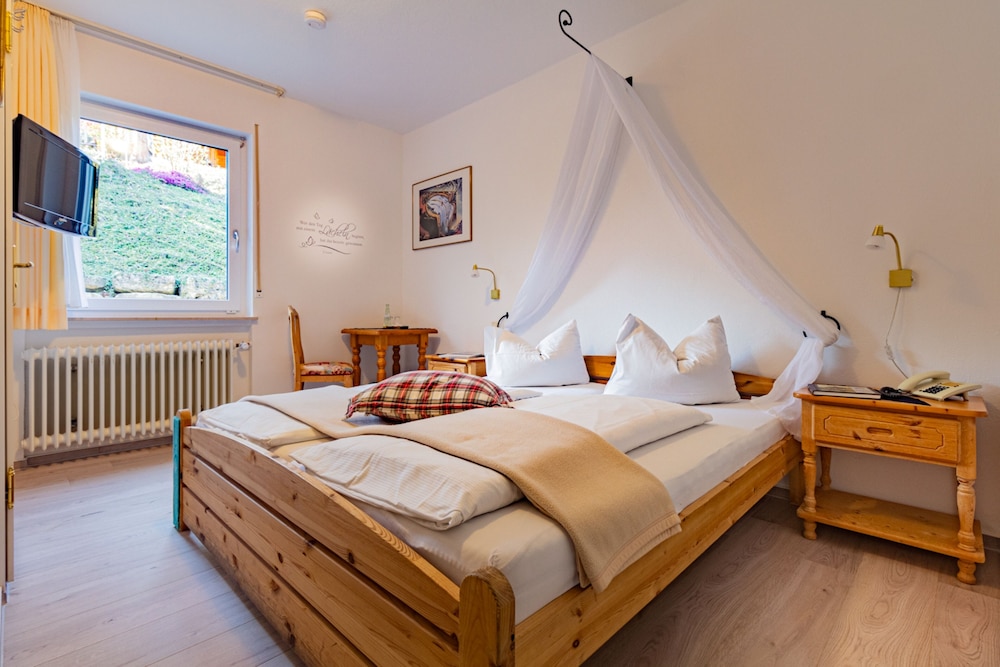 Slope, Comfort, Queen Bed, Vineyard View