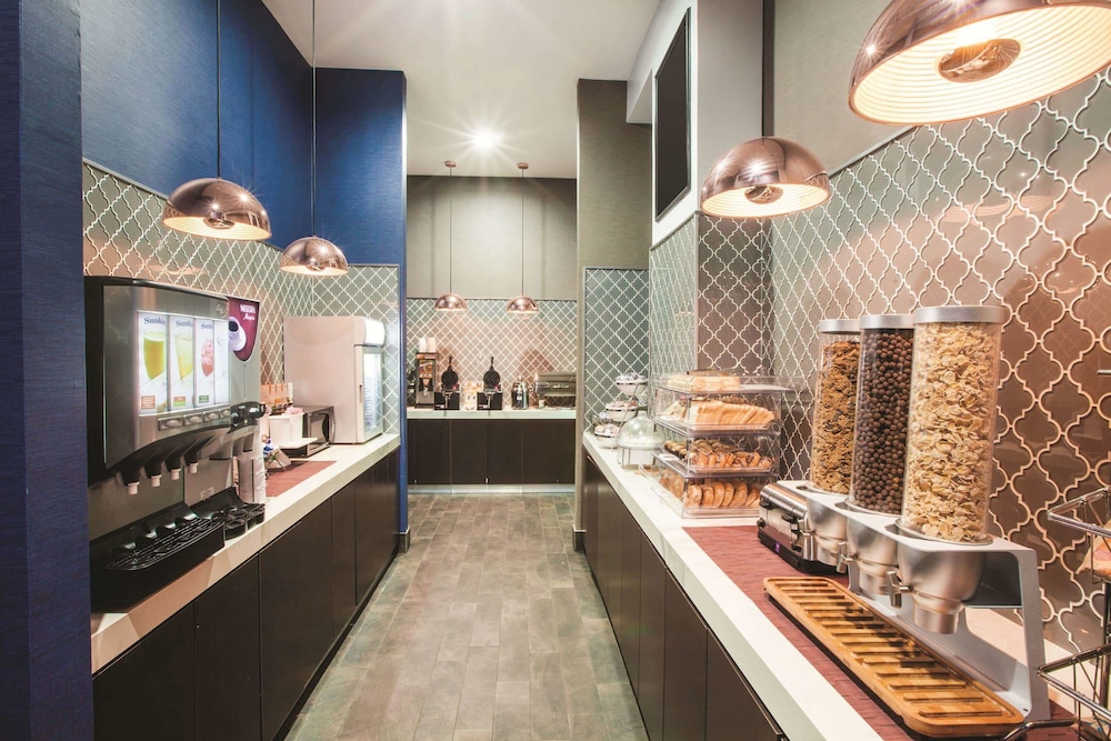 Holiday Inn Express - Dallas Downtown, an IHG Hotel 65/73