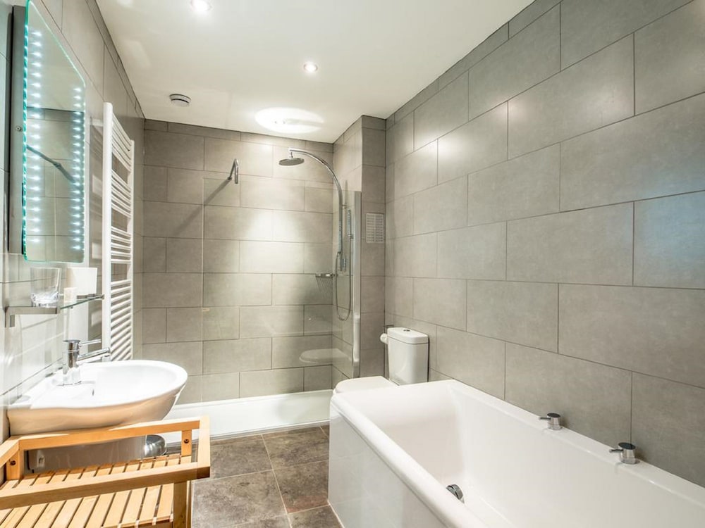 Six Brunton Place 31/34
