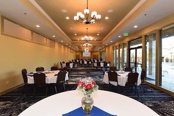 Sunday House Inn and Suites 18/23