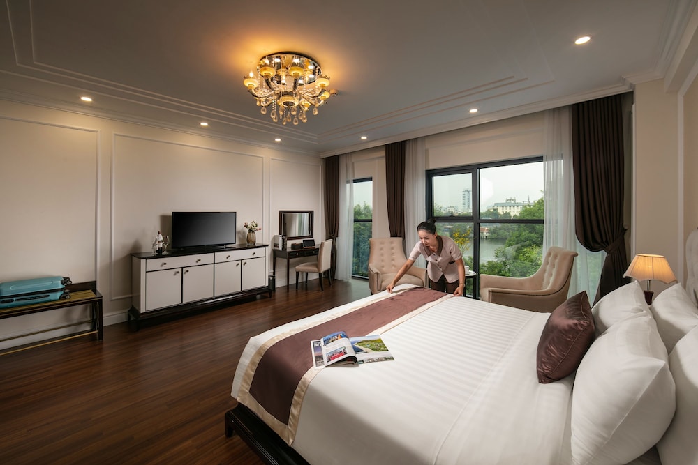DELUXE, SUITE, KING BED, LAKE VIEW