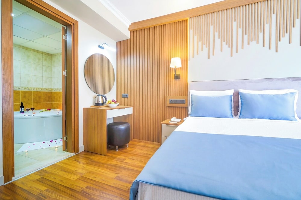 جناح بسرير مزدوج وسريرين منفصلين بإطلالة على البحيرة، Dalyan Tezcan Hotel 6/10