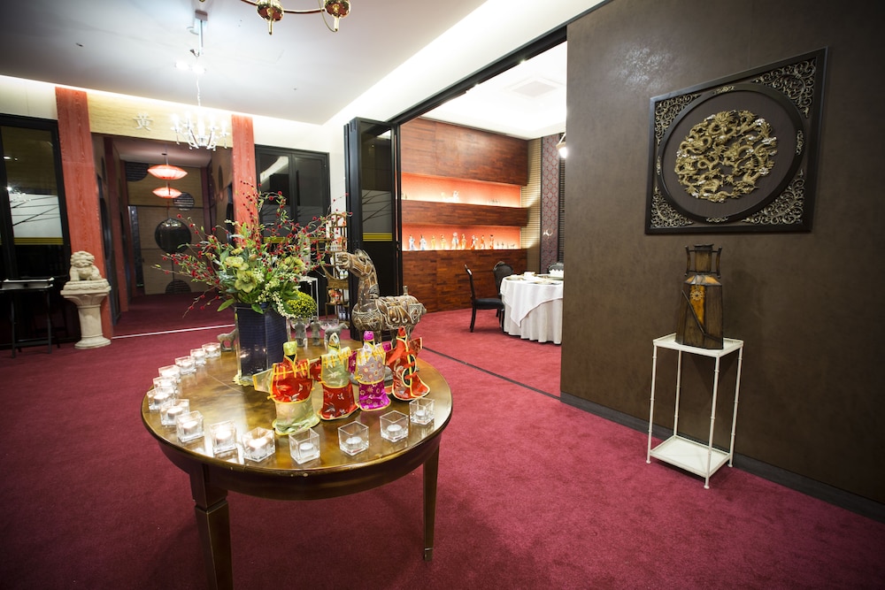 Isquare Hotel 11/50