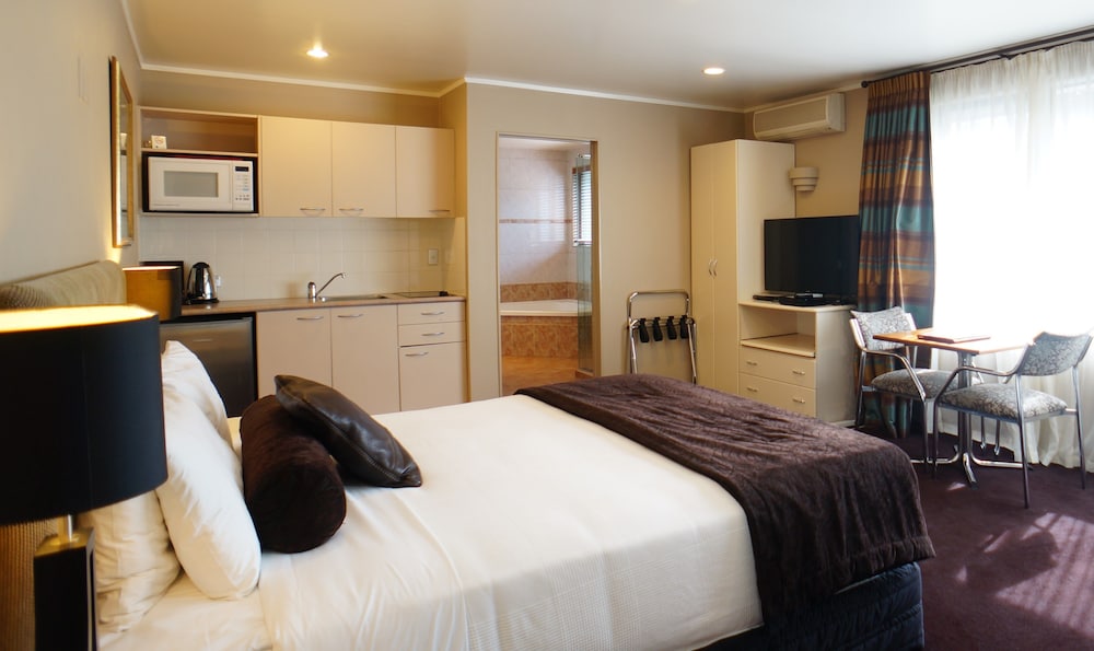 Cornwall Park Motor Inn 18/47