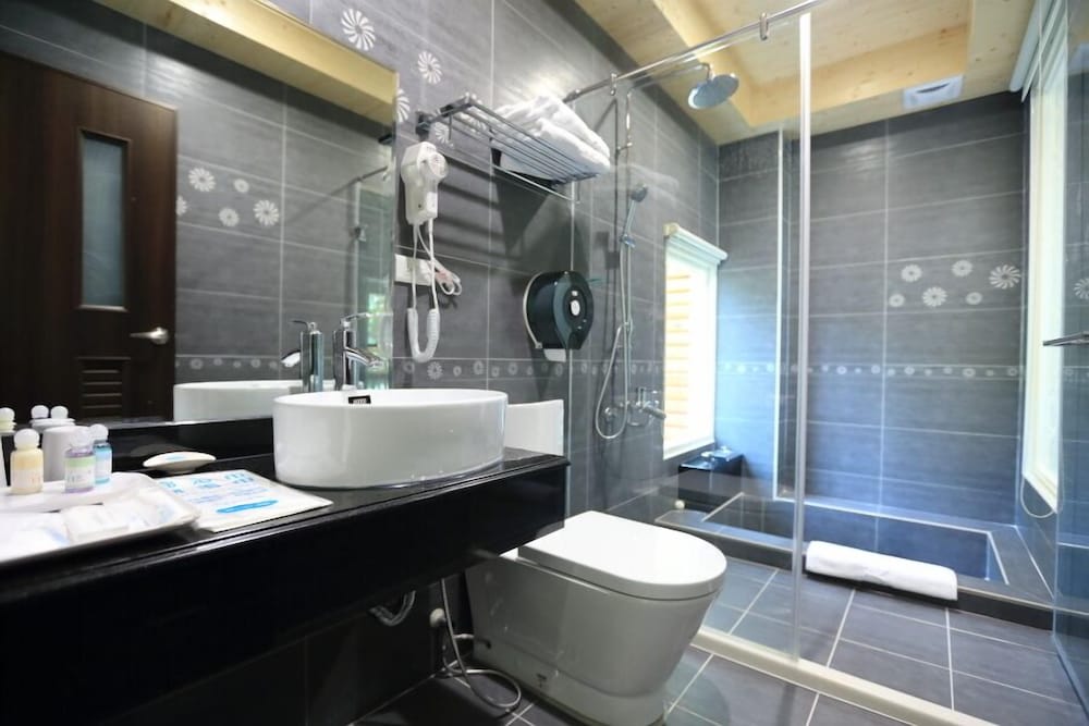 Cai Feng B&amp;B 33/37