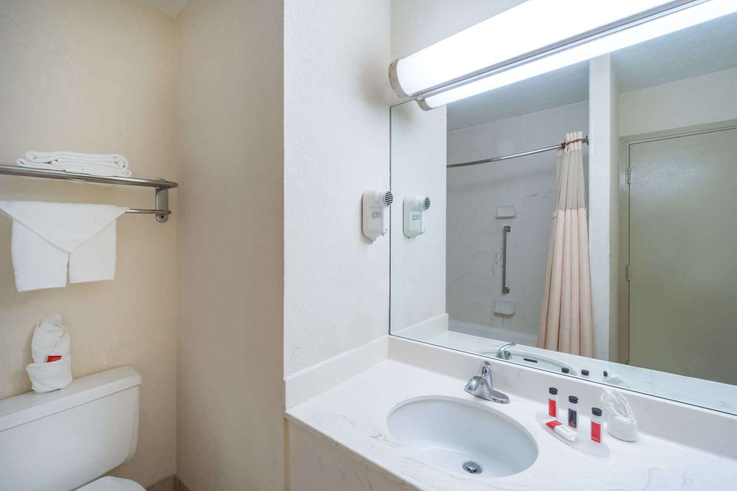 Days Inn by Wyndham Columbus Airport 35/37