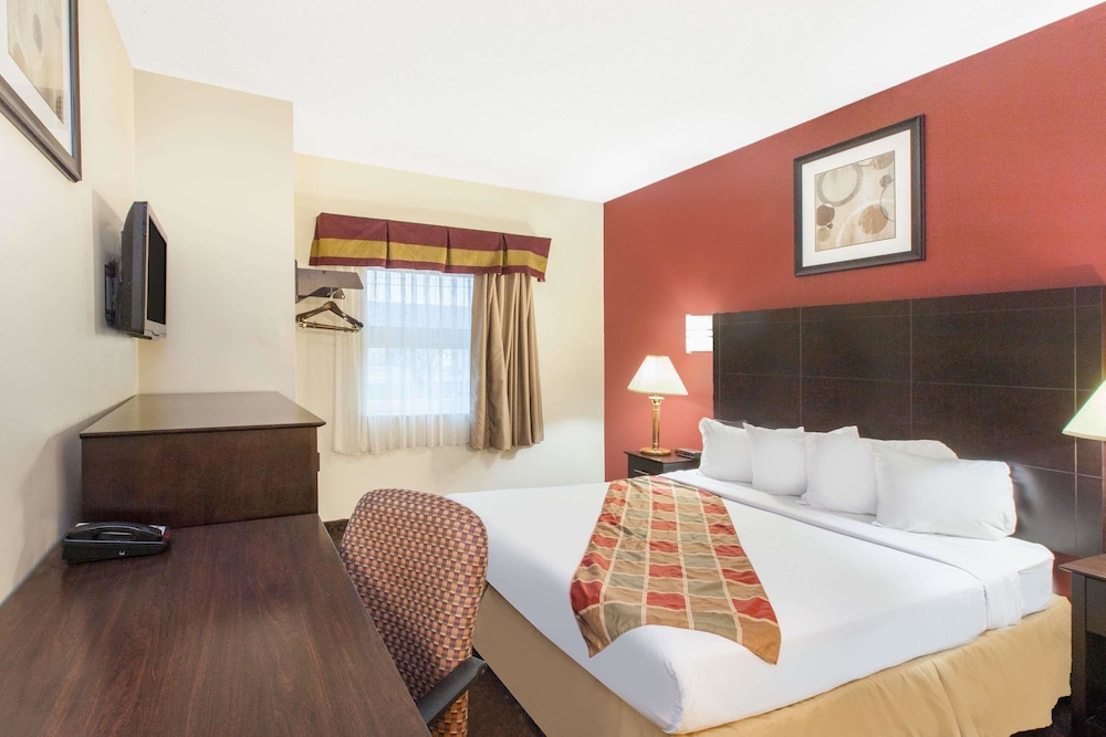 Travelodge by Wyndham Romulus Detroit Airport 13/23