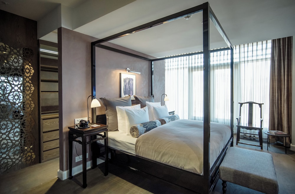 EXECUTIVE, SUITE