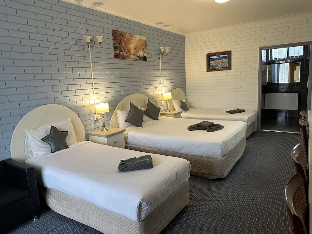 Statesman Motor Inn 11/47