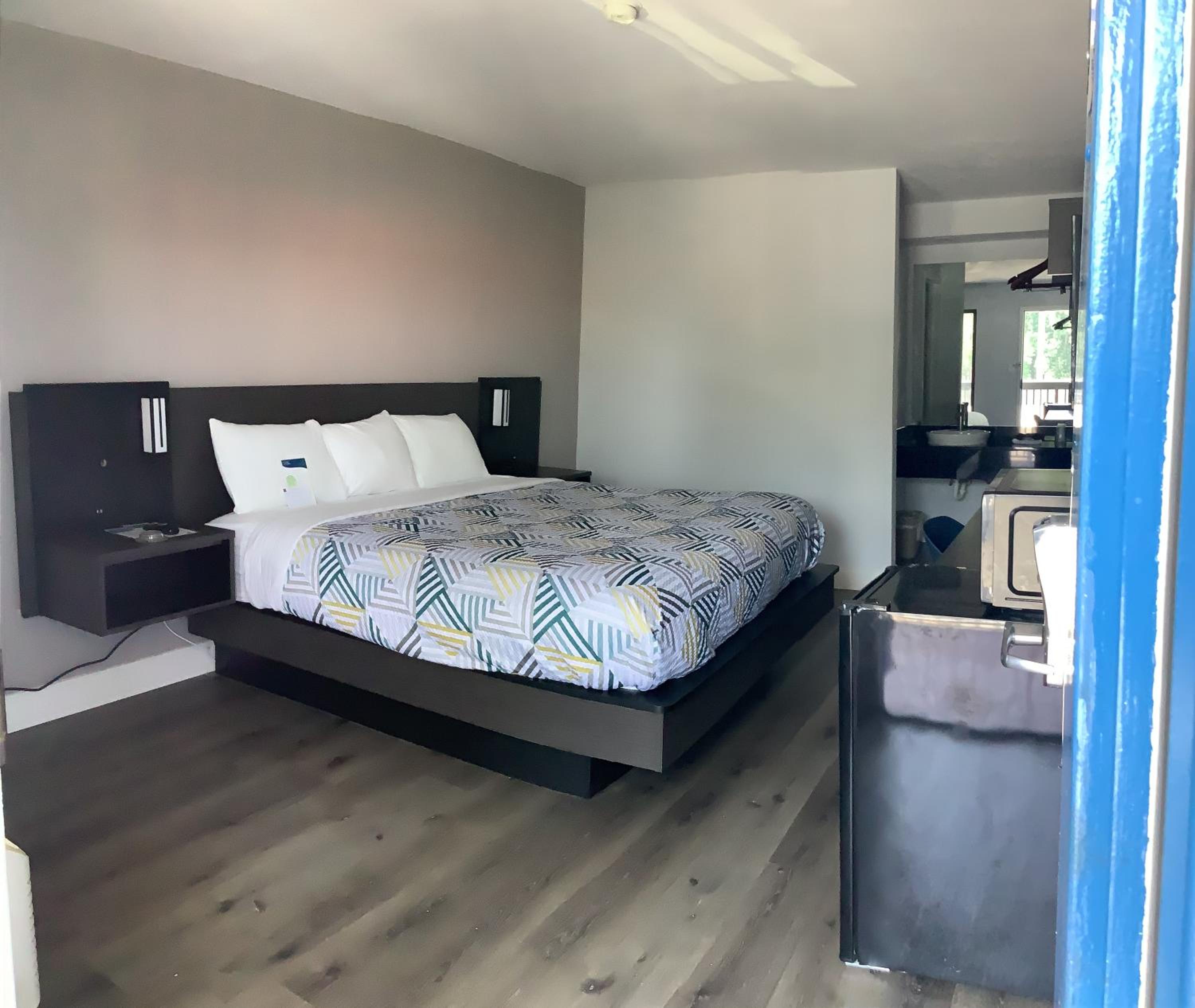 ROOM, KING BED, SMOKING