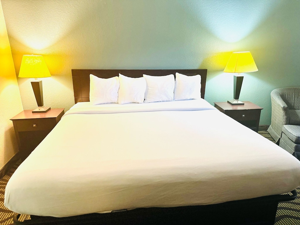 Baymont Inn & Suites by Wyndham Lincoln NE 19/47