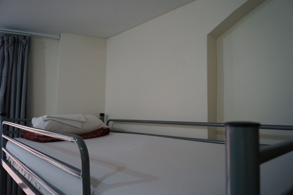 Female Dorm, 6 People