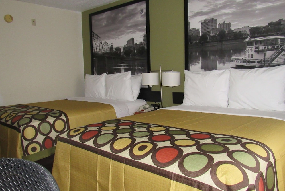 Super 8 by Wyndham New Cumberland 21/64