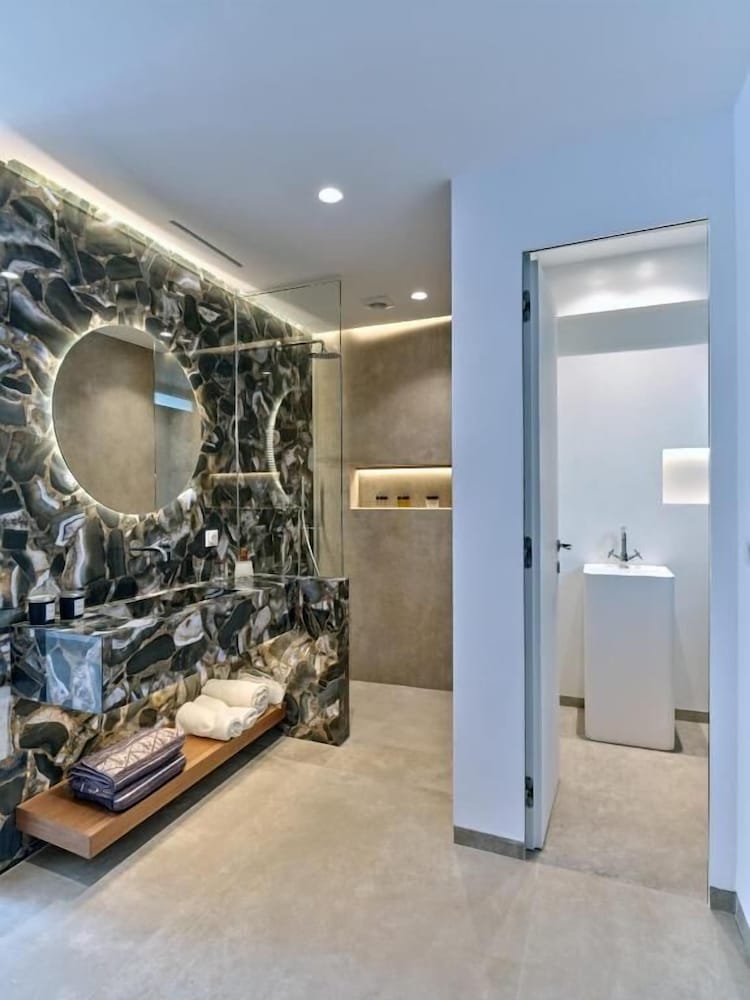 Empire Luxury Villas 24/48