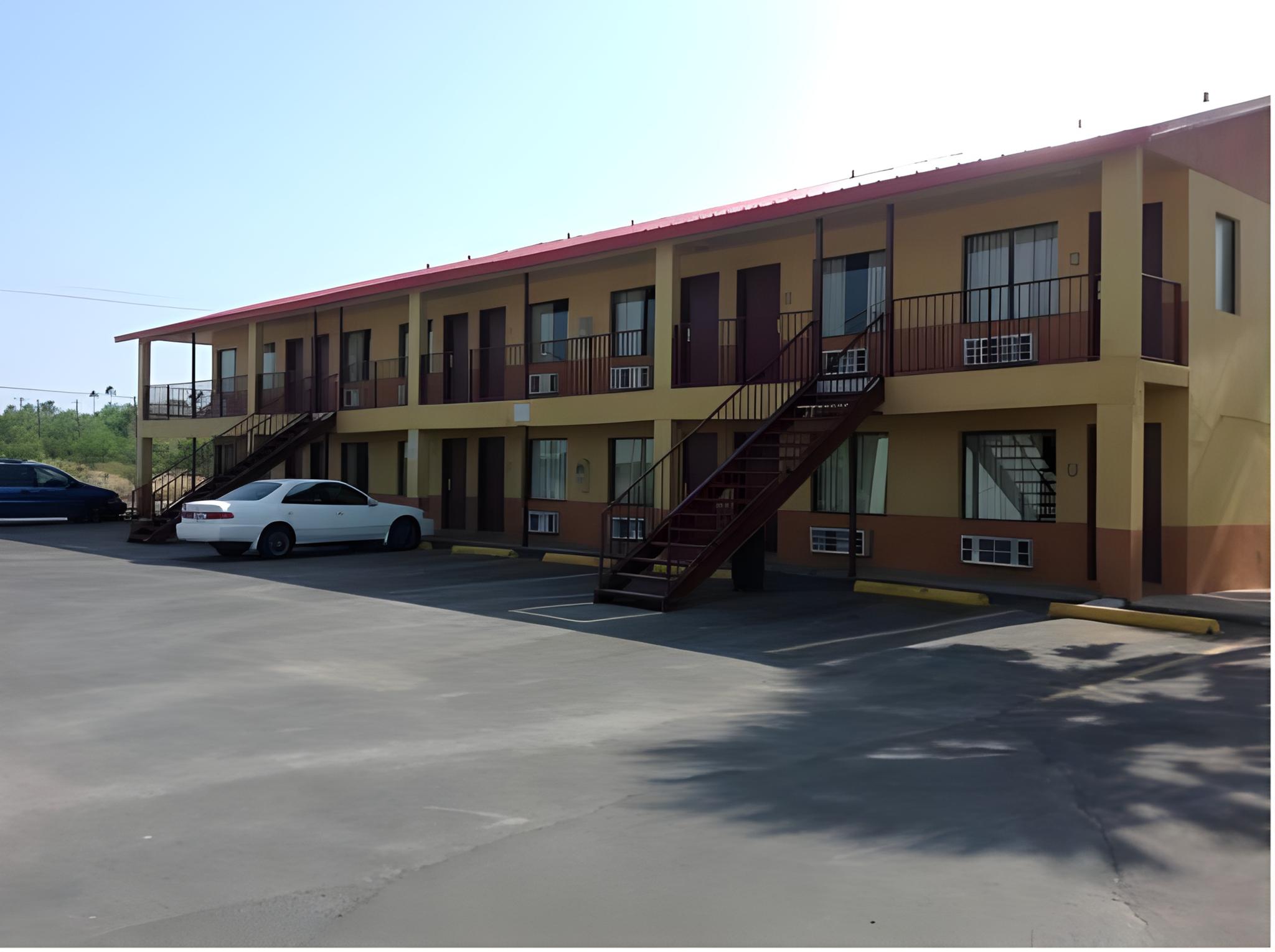 Deluxe Inn Airport 22/26