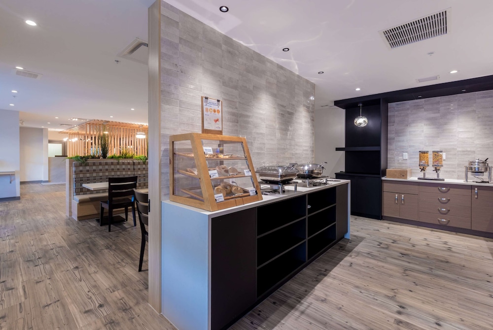Microtel Inn & Suites by Wyndham Oyster Bay 10/56