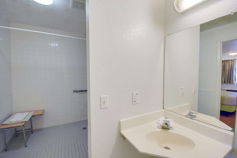 Motel6 Baytown, TX - Baytown East 28/63