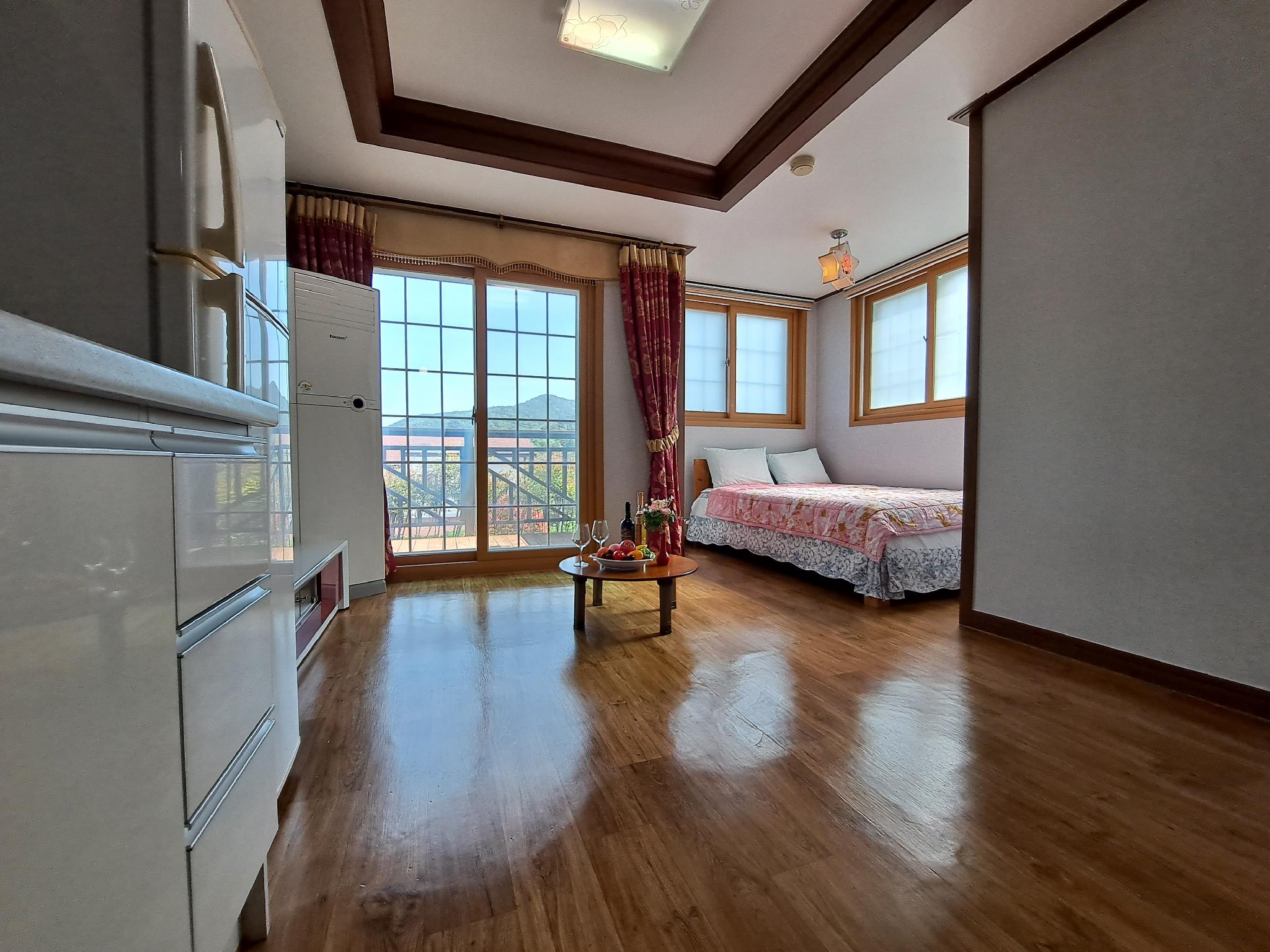 ROOM, DOUBLE BED