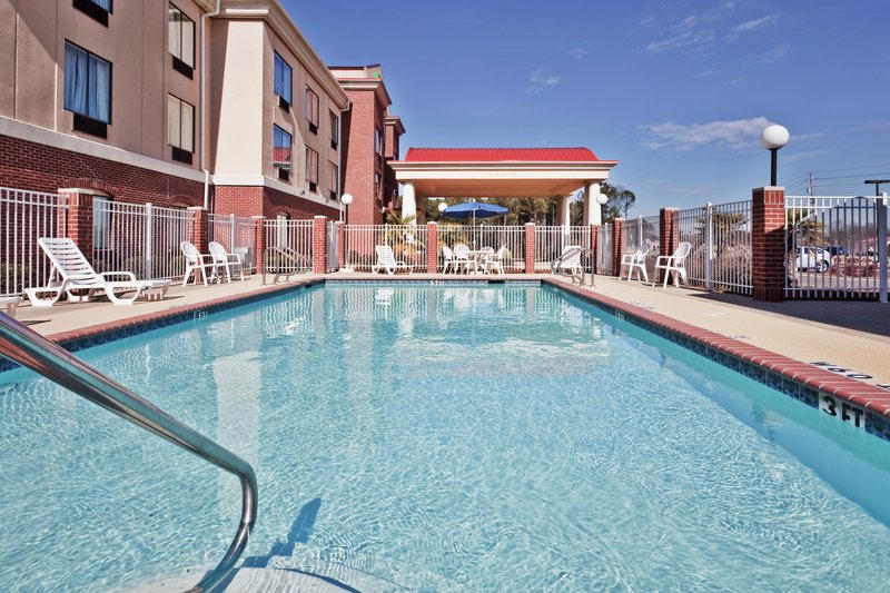 Holiday Inn Express Suites Forest 4/37