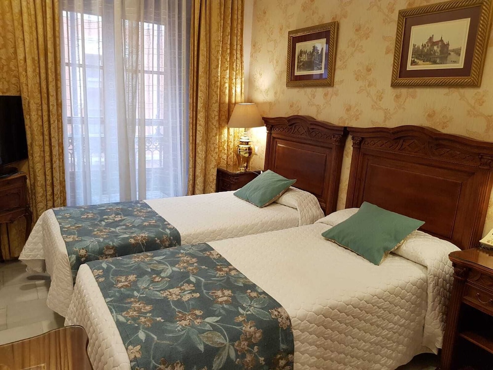 ROOM, TWIN BEDS