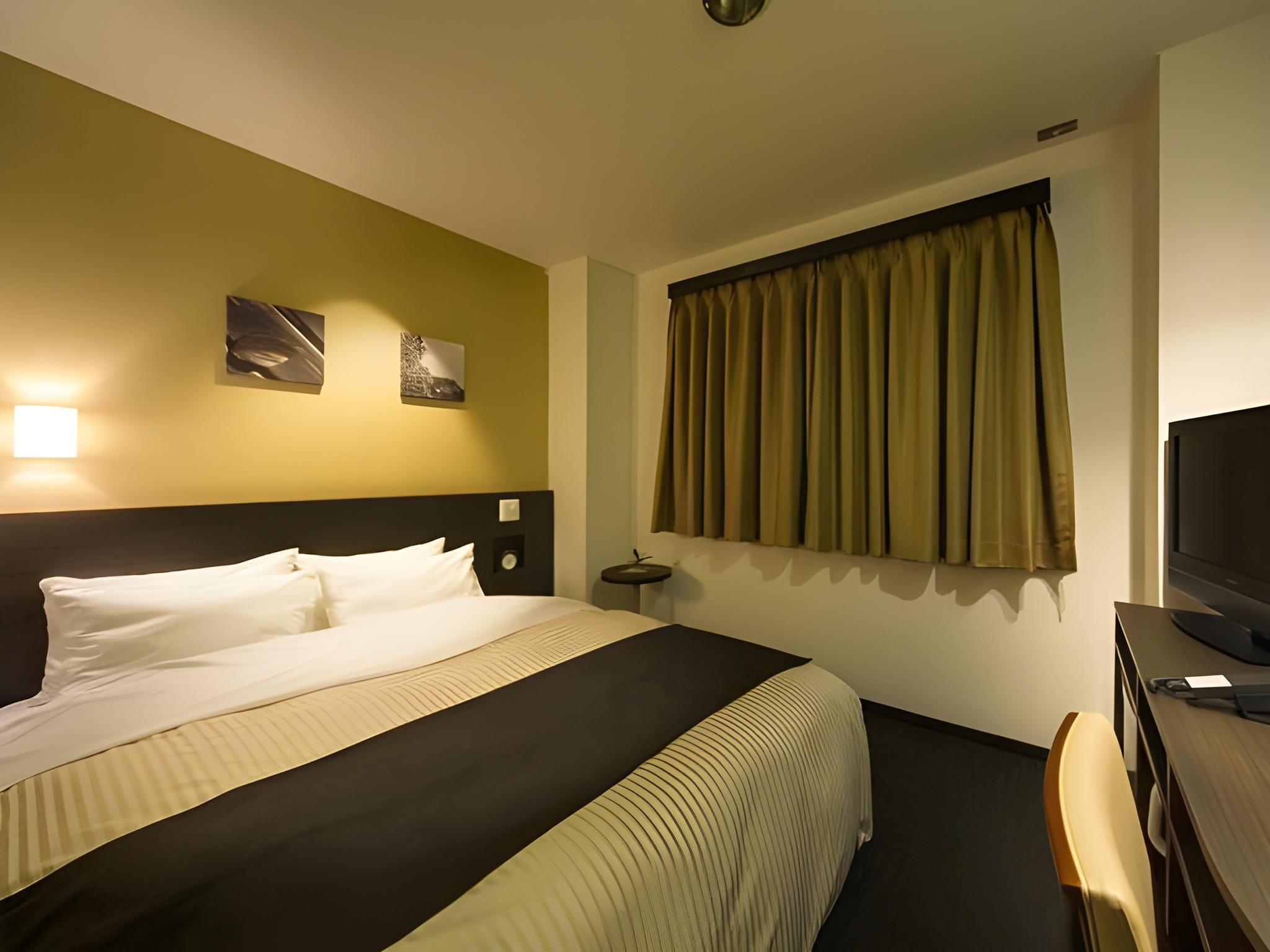 ROOM, DOUBLE BED