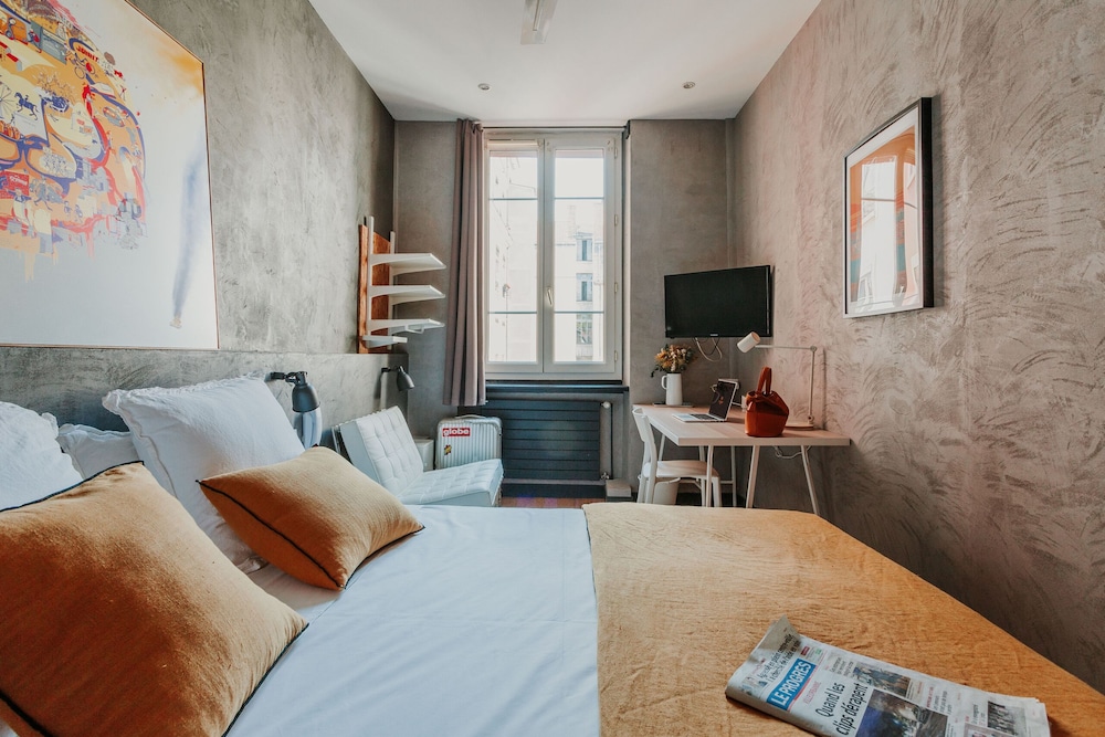 COMFORT, QUEEN BED