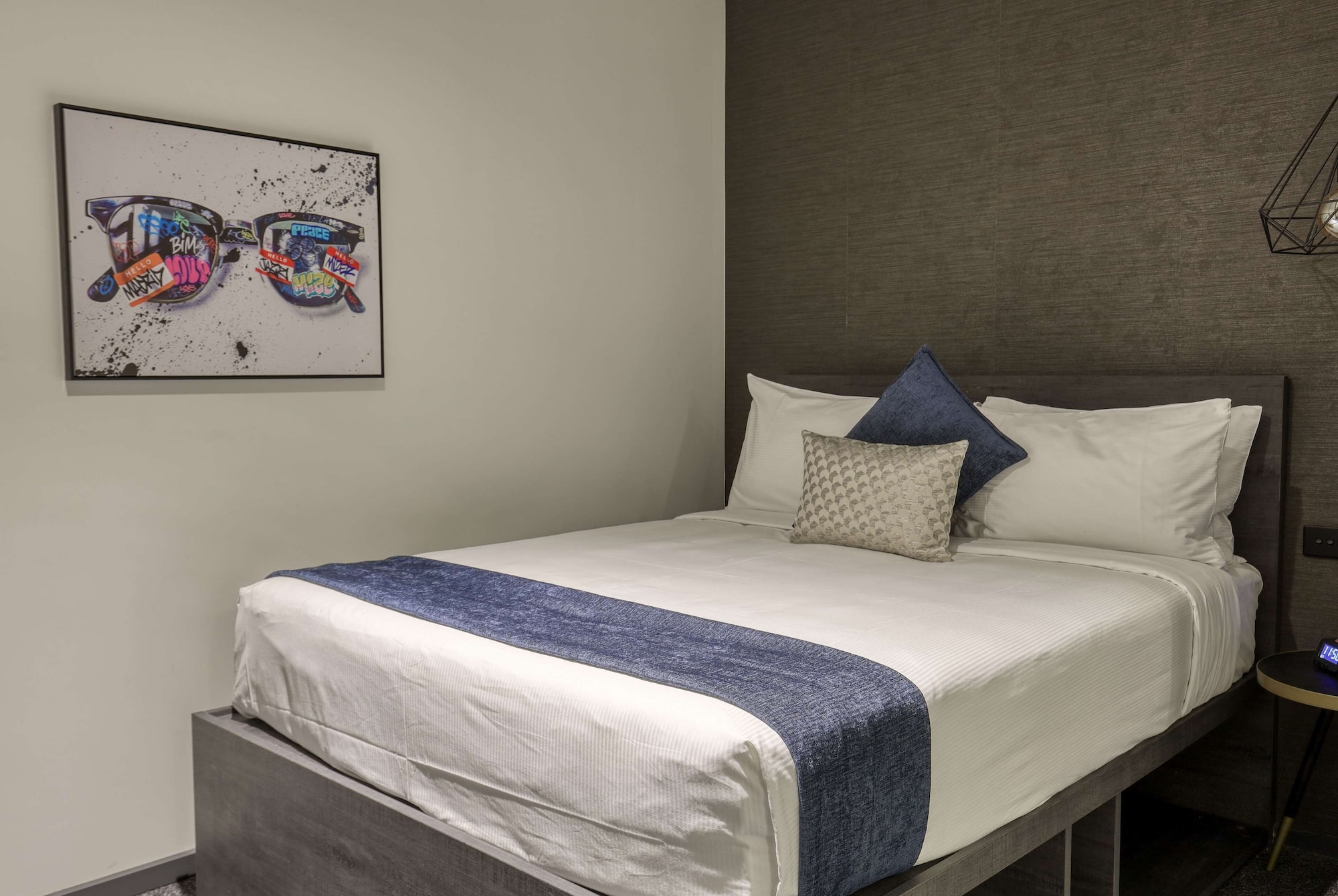 Inner, Queen Bed, No Window