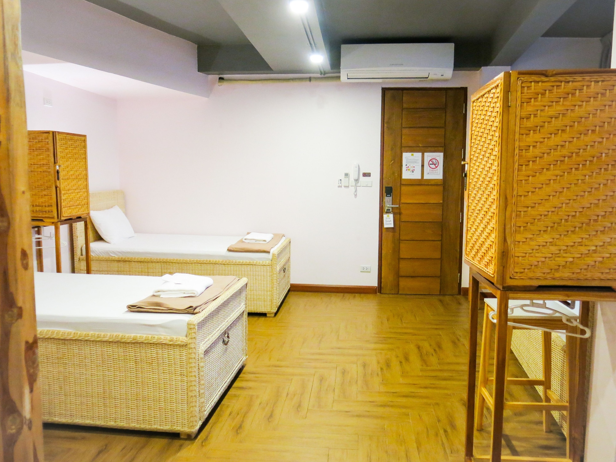 Private, Female Only, 5 Beds, 2 Bunk Beds, External Bathroom