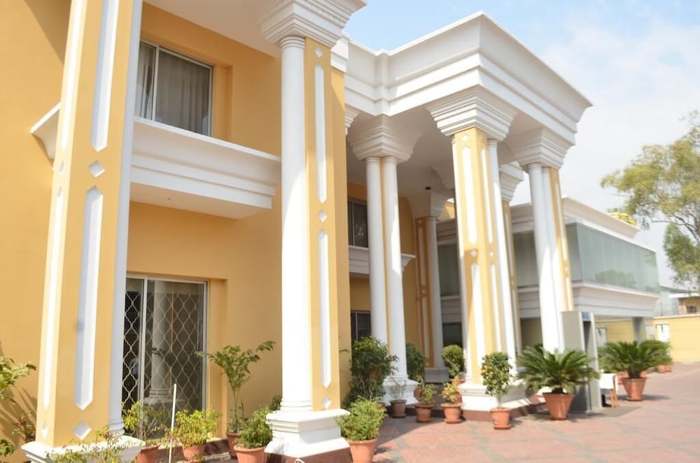 Hotel One Tariq Road in MULTAN
