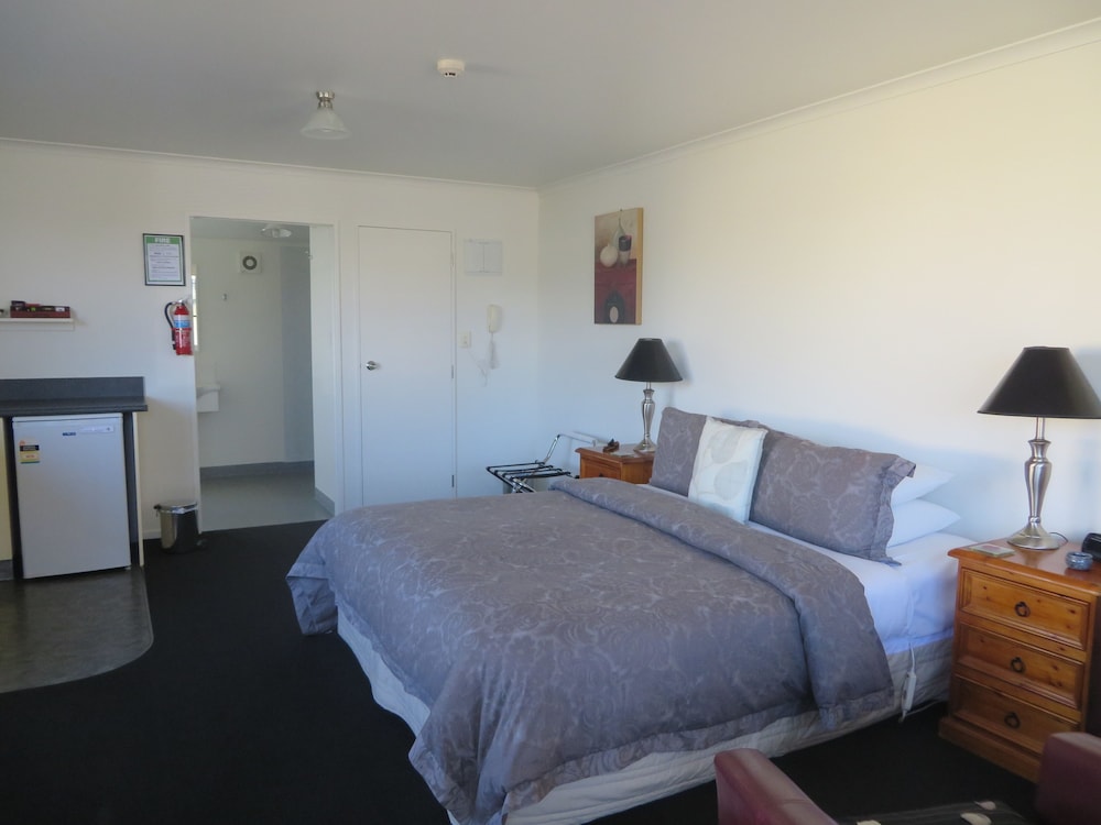 Colonial Motel 25/72