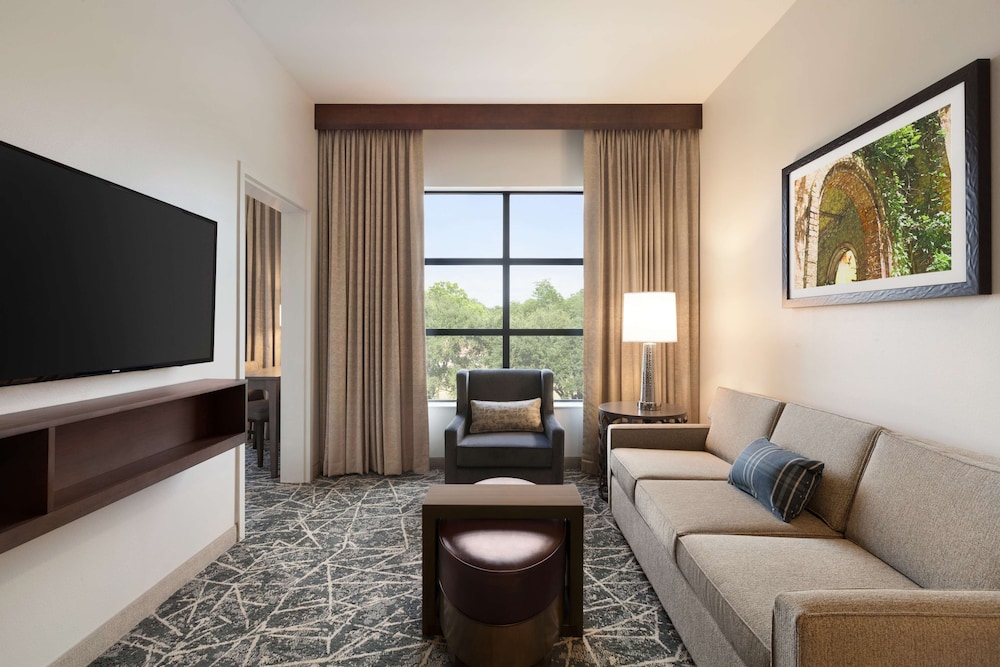Embassy Suites By Hilton San Antonio Brooks Hotel & Spa 47/67
