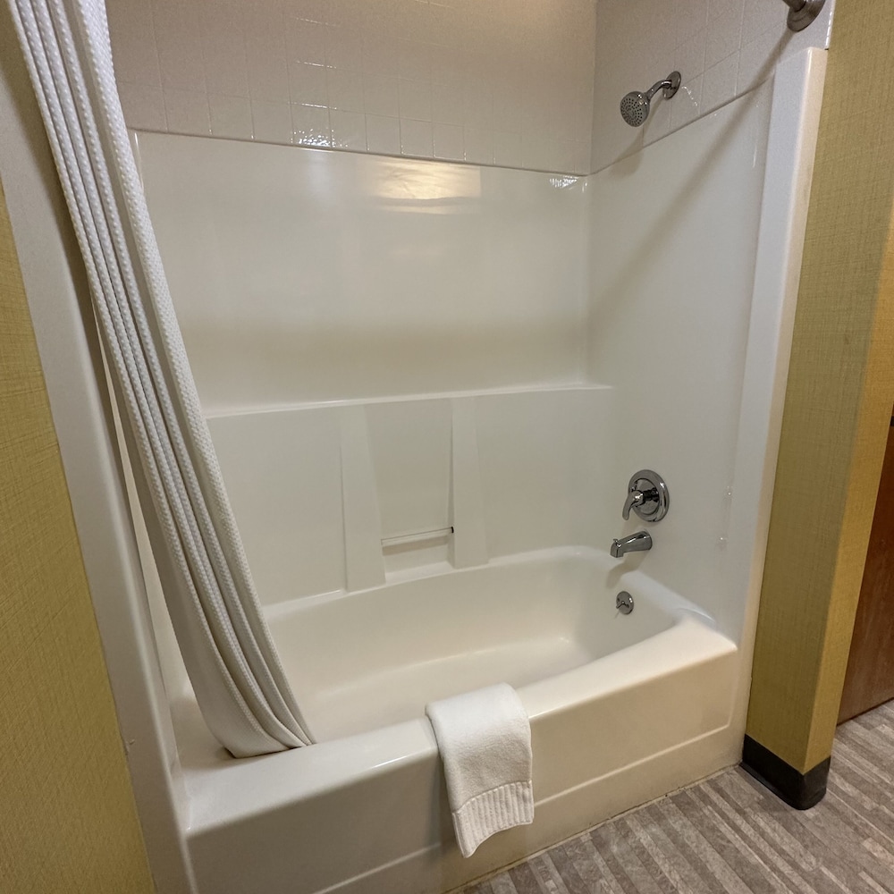 جناح عائلي بسريرين كوين مع أريكة، Timberland Inn & Suites 8/9