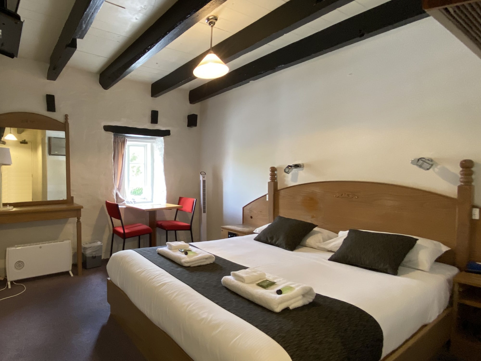 ROOM, QUEEN BED