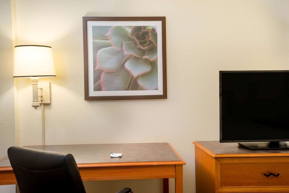 La Quinta Inn & Suites by Wyndham Ft Lauderdale Cypress Cr 25/44