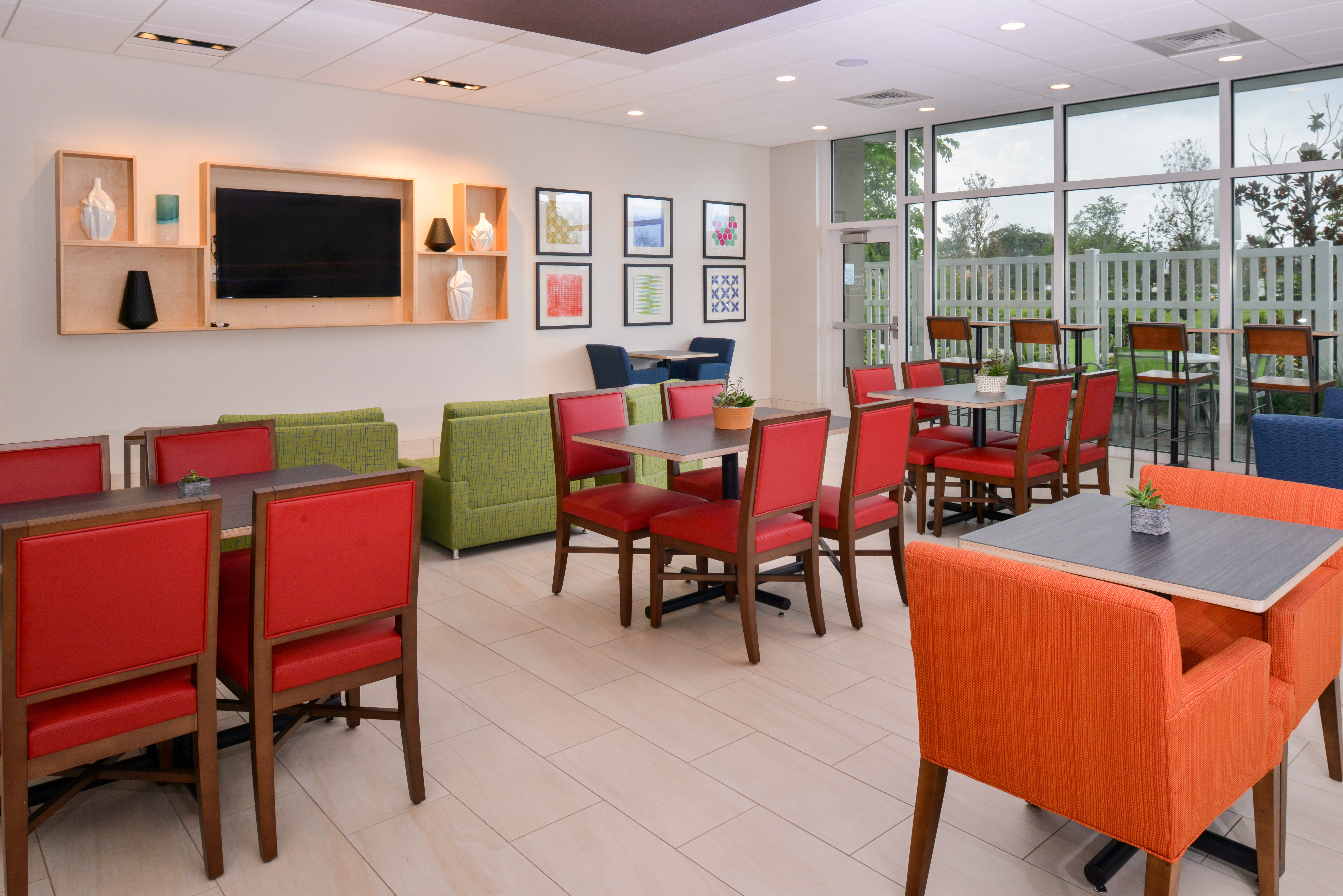 Holiday Inn Express Suites St Petersburg Seminole Area 54/74