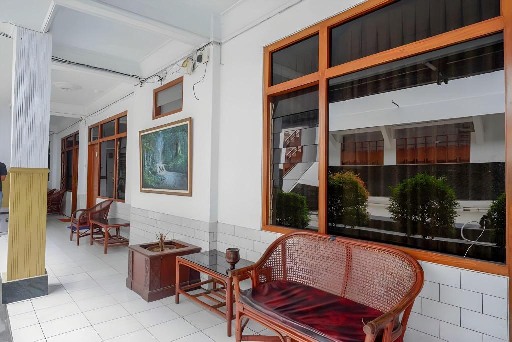 Reddoorz Plus Near Alun Alun Selatan 33/42