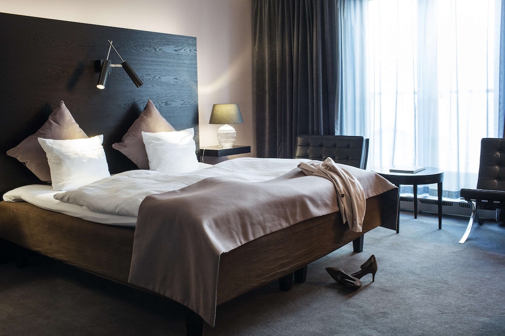 ROOM, QUEEN BED