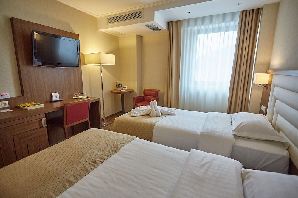 CENTRAL PLAZA HOTEL 13/50