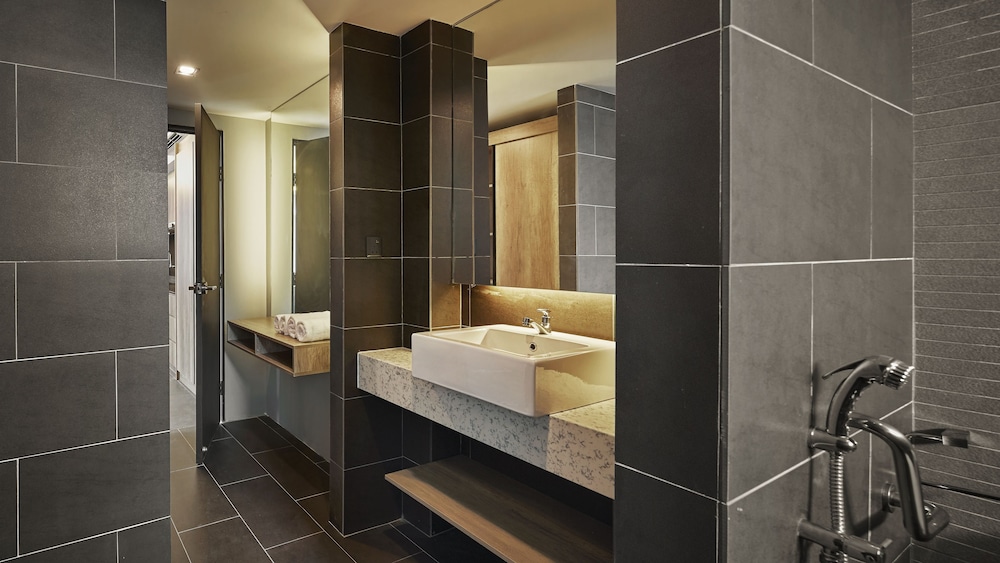 Tropics Eight Suites 58/61