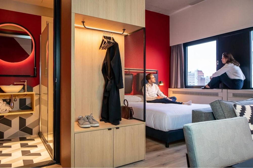 Via Suites 8/37